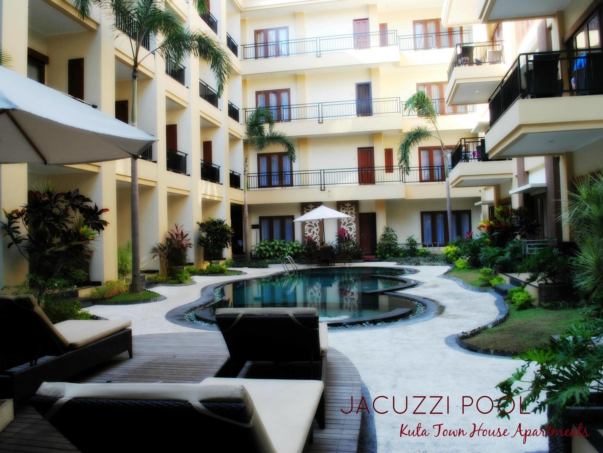 Kuta Town House Apartments Esterno foto