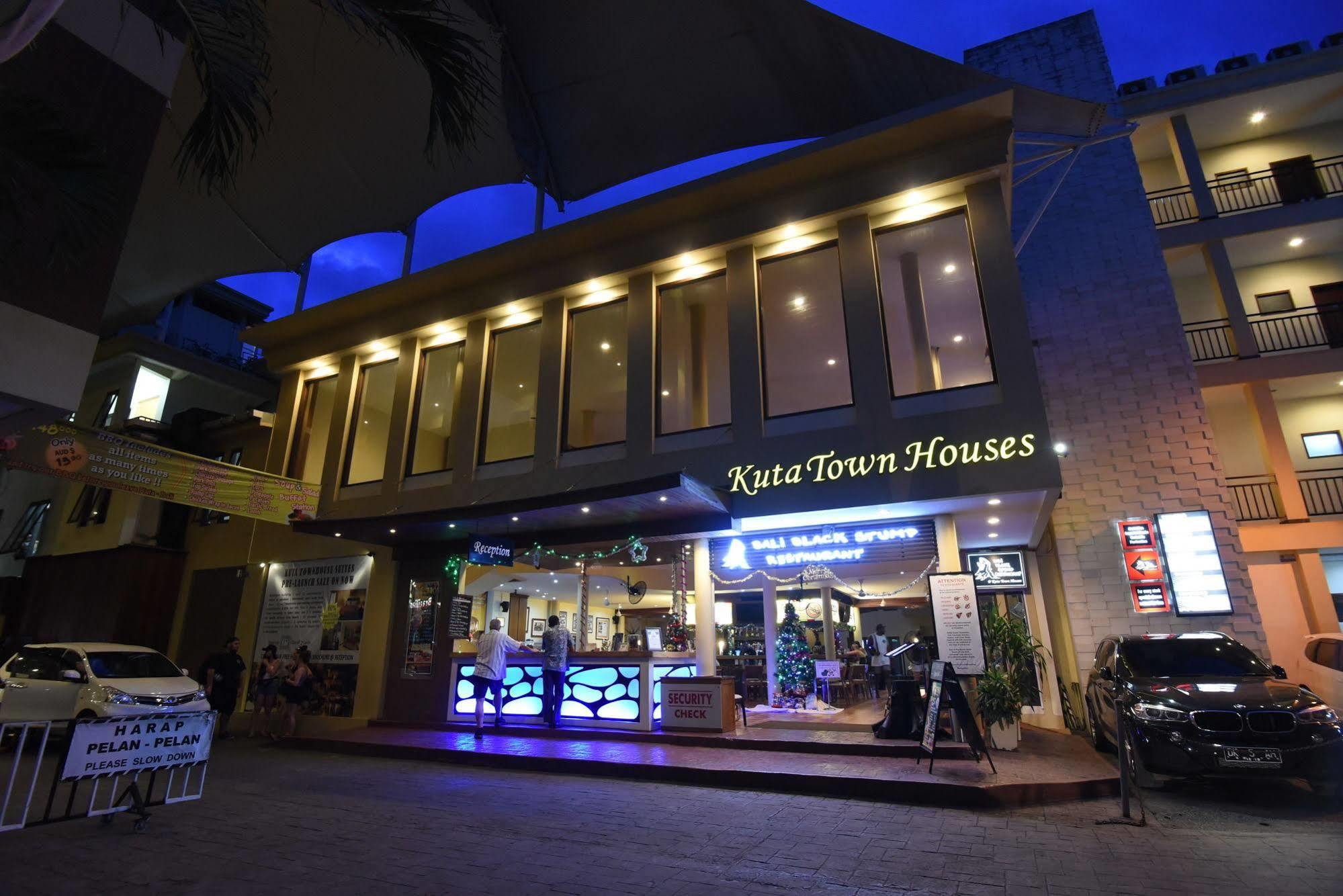 Kuta Town House Apartments Esterno foto
